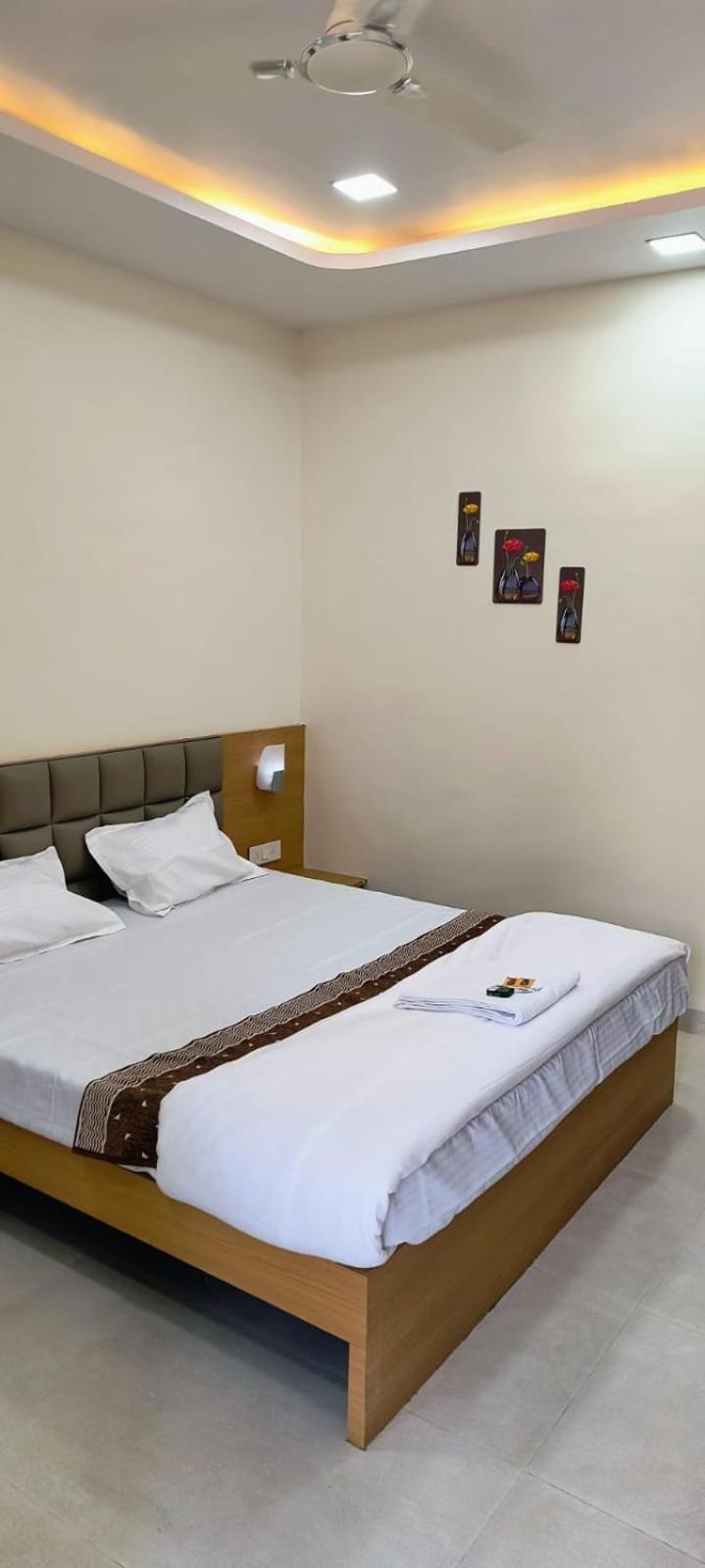 Hotel Satyam Shajapur Exterior foto